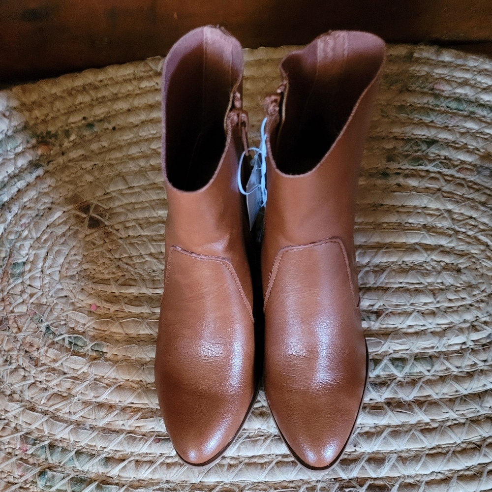 New size 7 Womens Ankle boots Universal Thread Cleo Boots.brown.